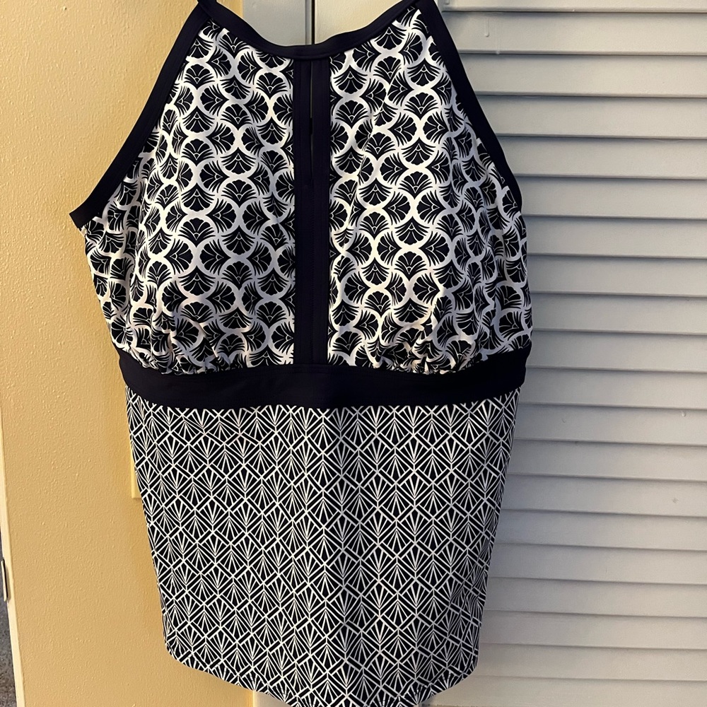 Lands End tankini top 22L NWOT